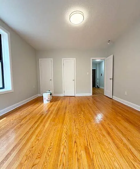 240 E 18th St #3 — Photo 2
