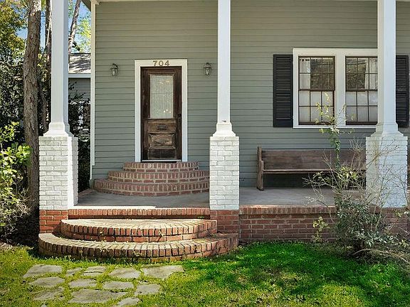 3rd image of 704 S Jahncke Ave