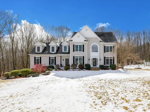 33 Dairy Dr, Upton, MA 01568