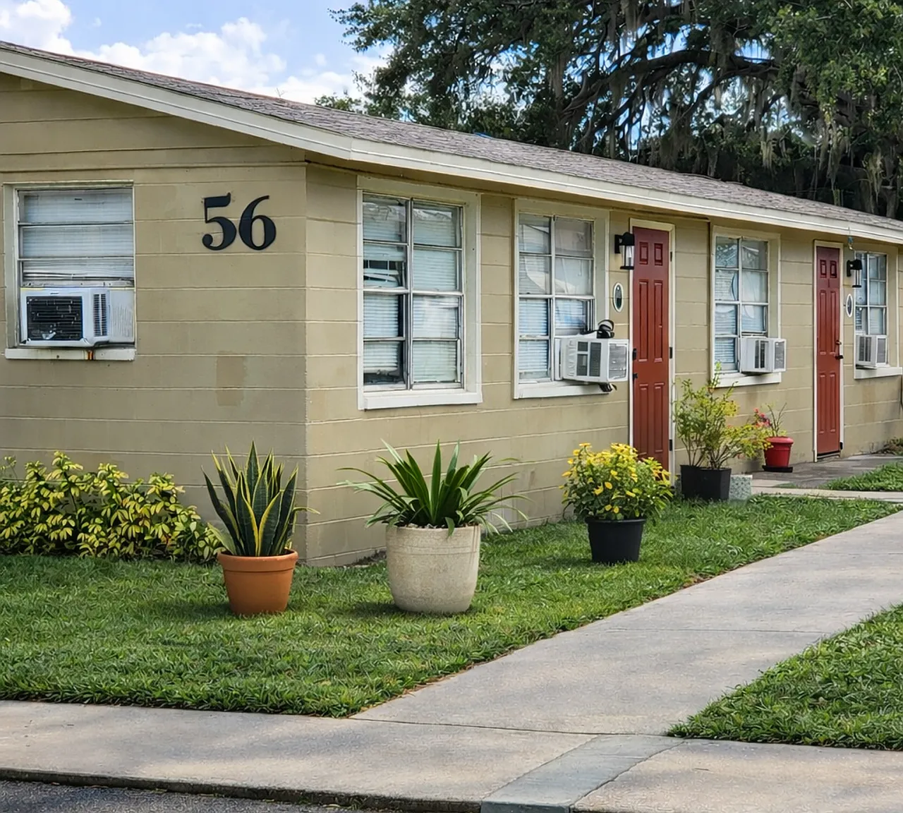 Oak Leaf Apartments — Photo 2
