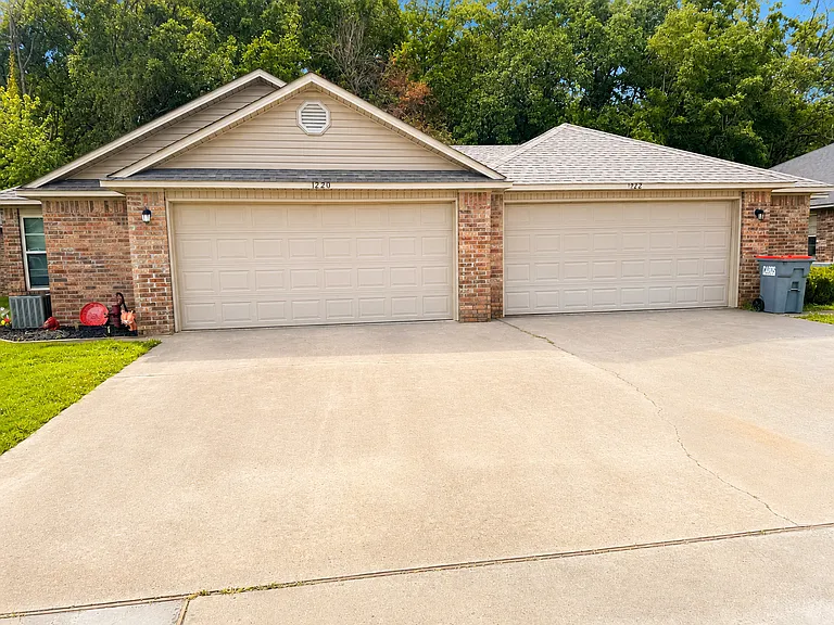 1216 Hanson Cir — Photo 2
