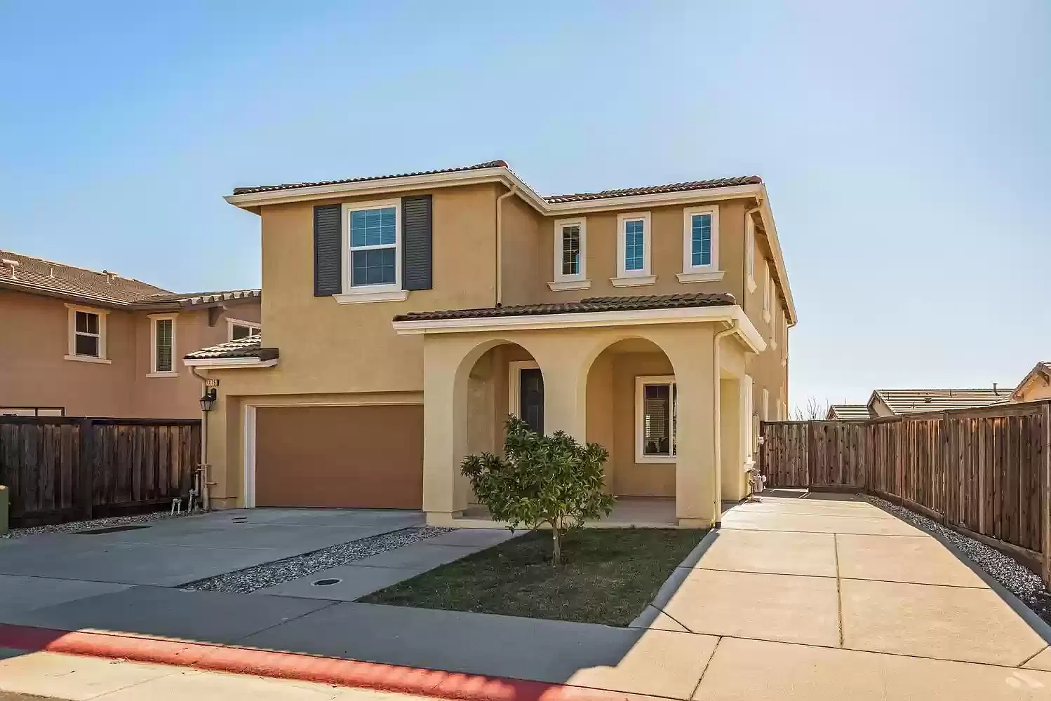 4 bed, 2581 sqft, $3,700 — Photo 2