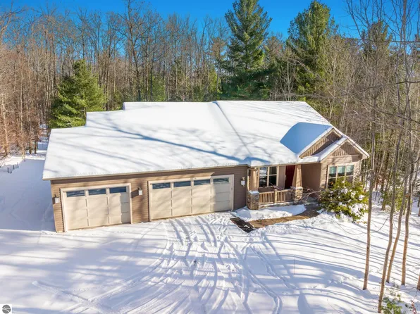 9873 Blue Moss Trl, Traverse City, MI 49685