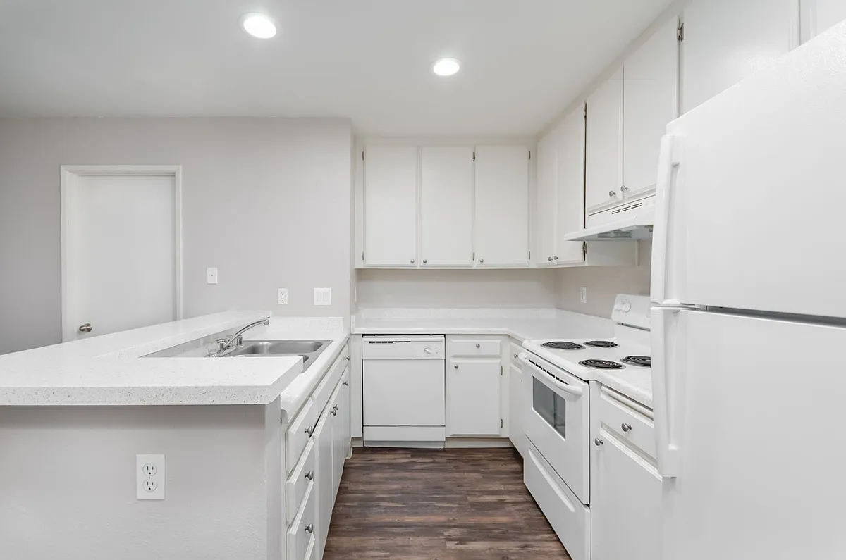 Building Photo - Welcome home to Lake View Park!
