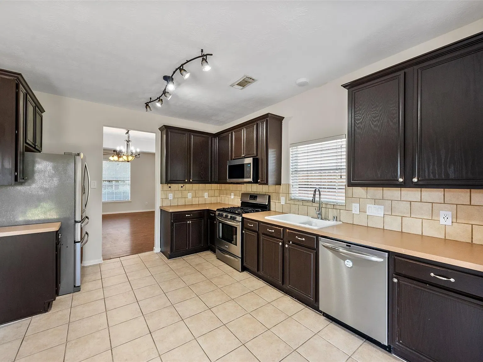 3 bed, 2.5 bath, 2526 sqft, $2,150 — Photo 2