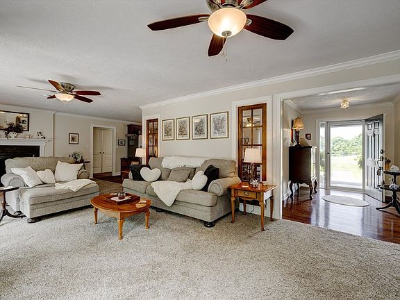 4th image of 2528 Country Club Dr