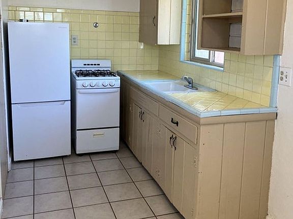3rd image of 2908 N Euclid Ave #B