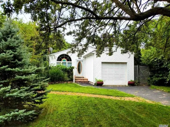 88 Vanderbilt Ave, Ronkonkoma, NY 11779