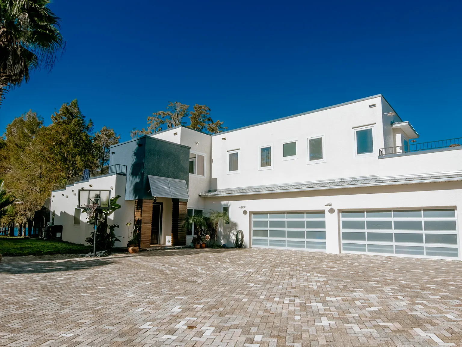 4 bed, 4.5 bath, 3827 sqft, $13,000 — Photo 3