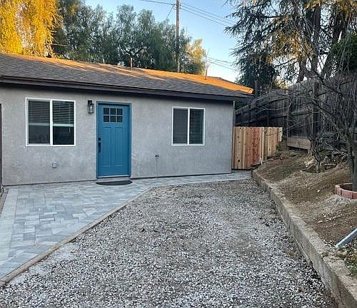 front yard with drive up parking