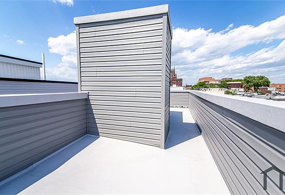 2nd image of 137 E Cumberland St #1