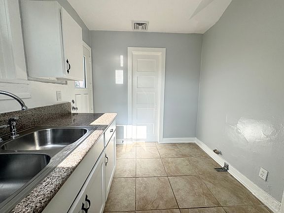 3rd image of 10926 S Grevillea Ave Unit 1
