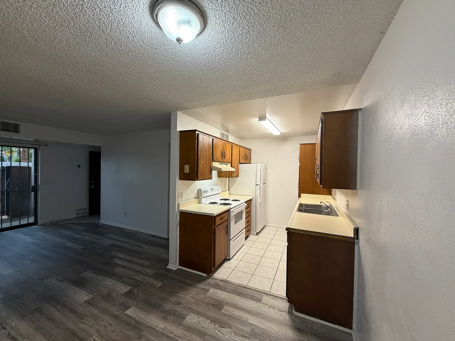 2 bed, 849 sqft, $995 — Photo 2
