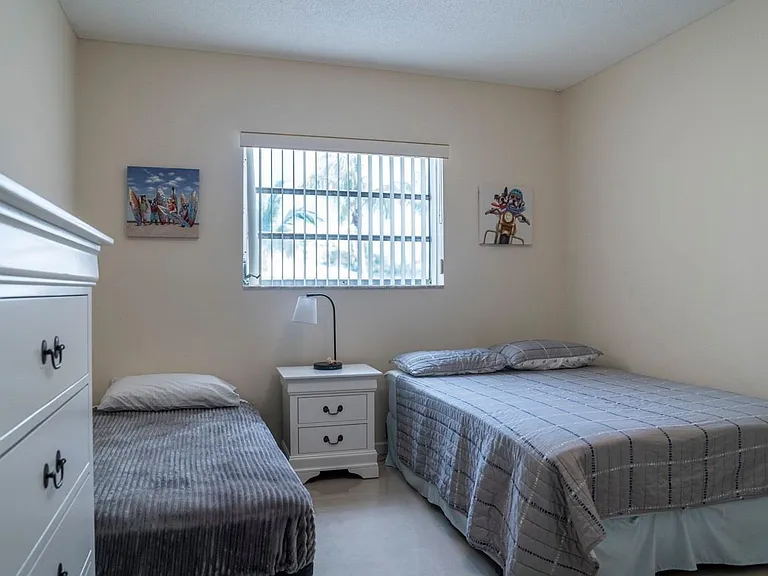 424 N Riverside Dr — Photo 12