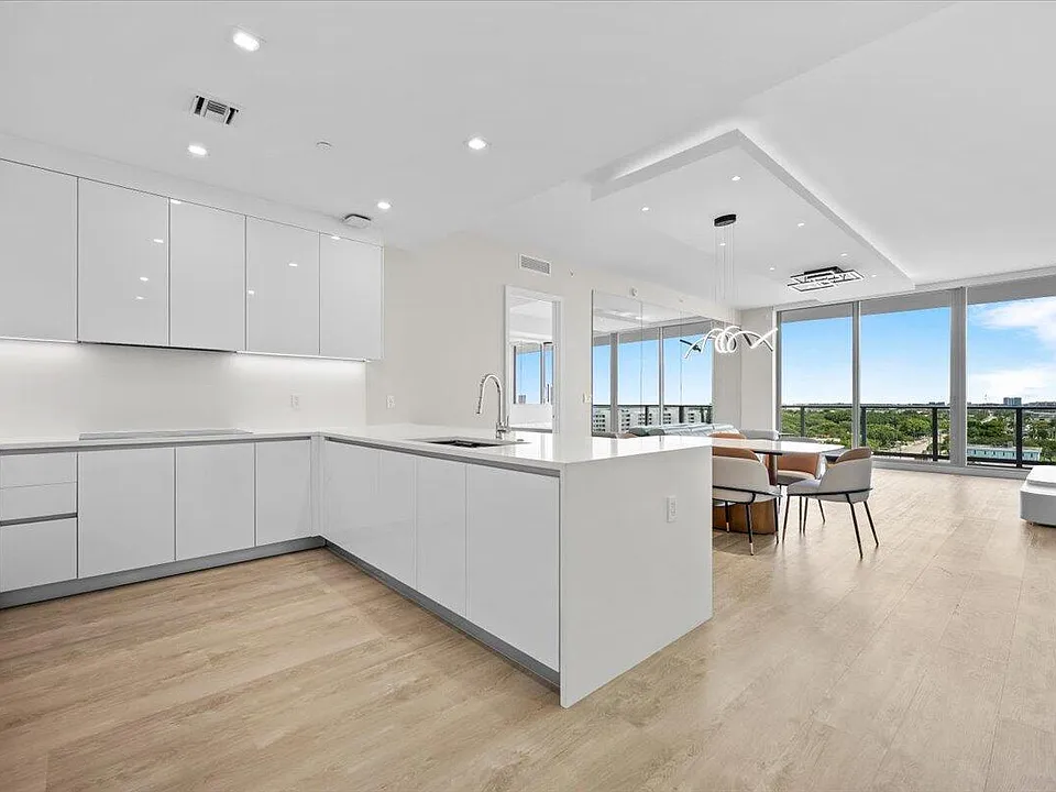 220 Lake Shore Dr #917
