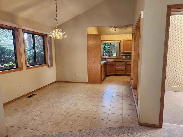 611 NE Tracker Ct — Photo 9