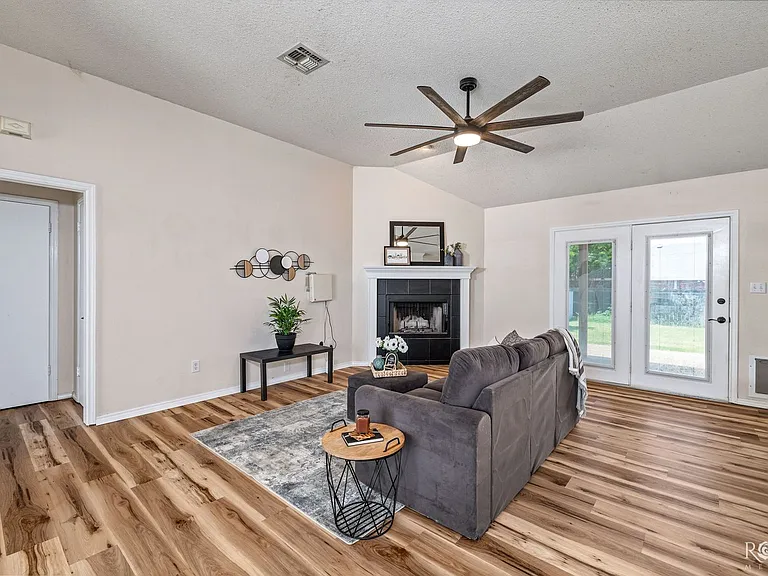 1724 Edmund Blvd — Photo 9
