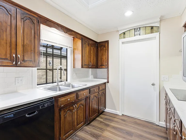 2431 S Kings Ave — Photo 10