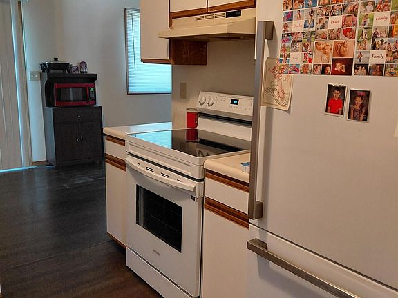 3rd image of 402 S Village Ct