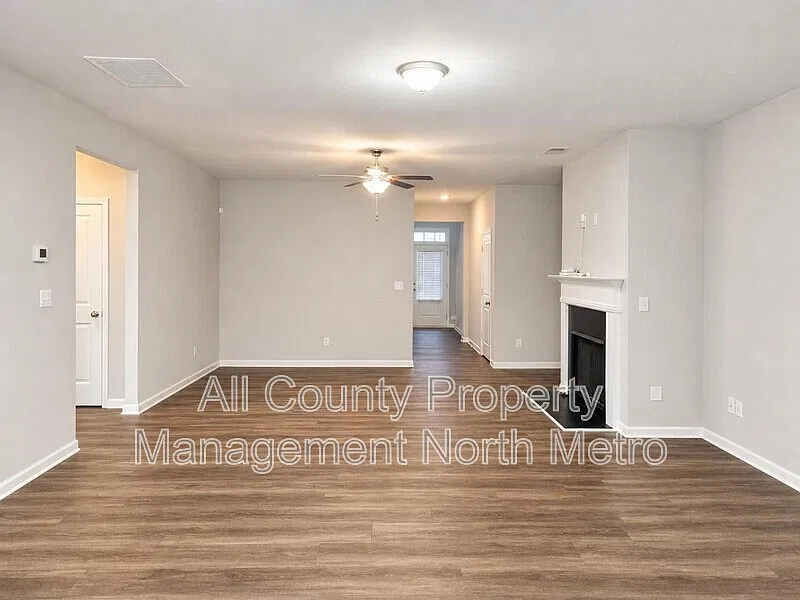 3 bed, 3.5 bath, 2688 sqft, $2,850 — Photo 2