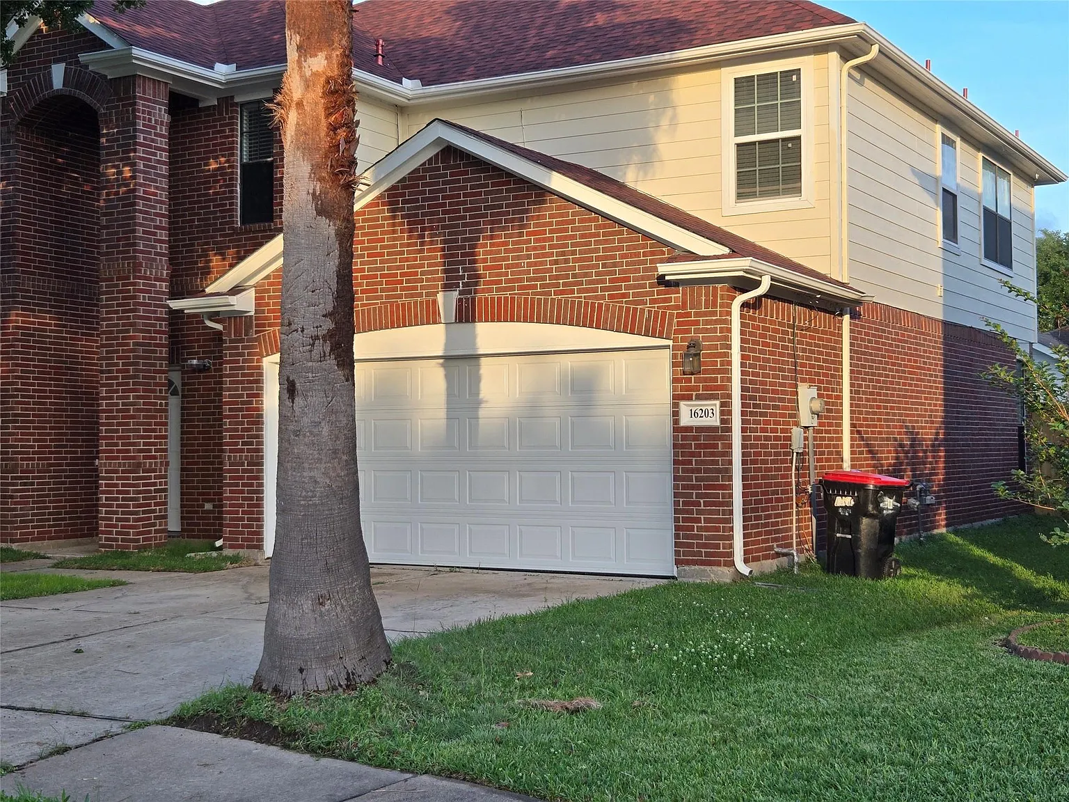 5 bed, 3.0 bath, 2793 sqft, $2,450 — Photo 2