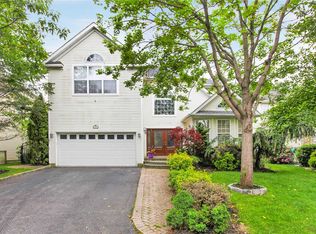 22 Honeysuckle Ct, Melville, NY 11747