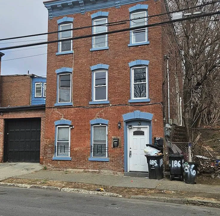 186 S William St