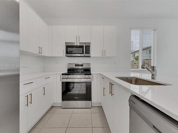 4th image of 725 SE 14th Ct