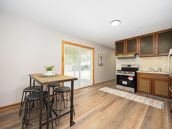 3rd image of 808 Belford Ave