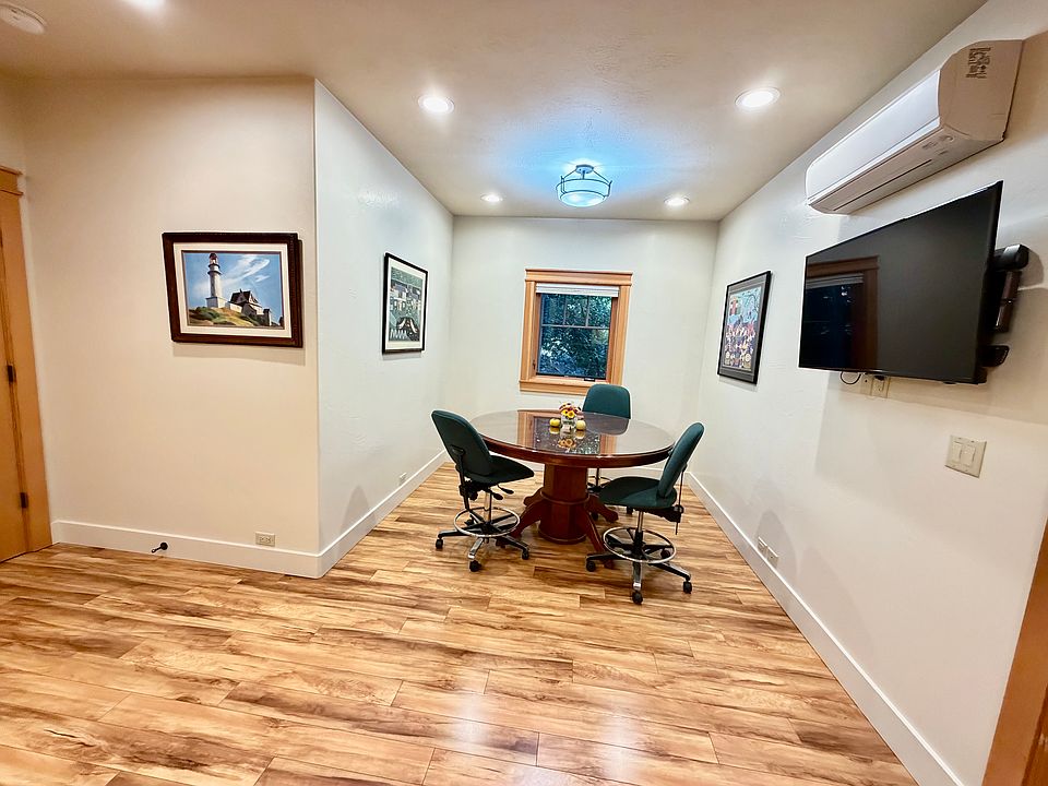 large round seating table