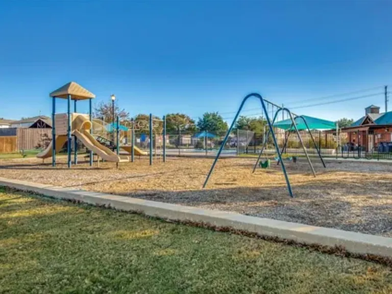 1557 Crown View Dr — Photo 12