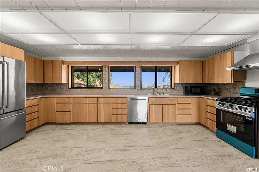 2 bed, 1917 sqft, $2,800 — Photo 2