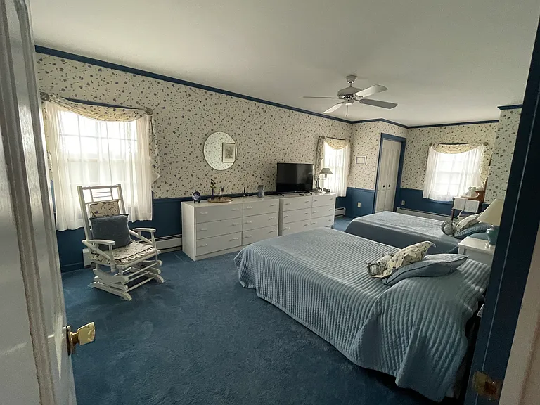 Bedroom 4 (2 Queen beds, 1 walk-in closet, 1 standard closet, 2 dressers)