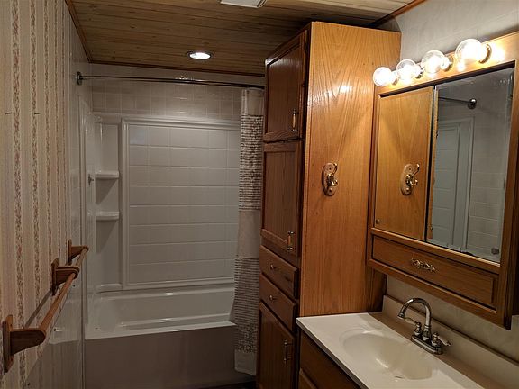 3rd image of 935 Maple Ave