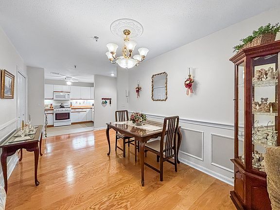 5th image of 13 Dallas Dr APT 210