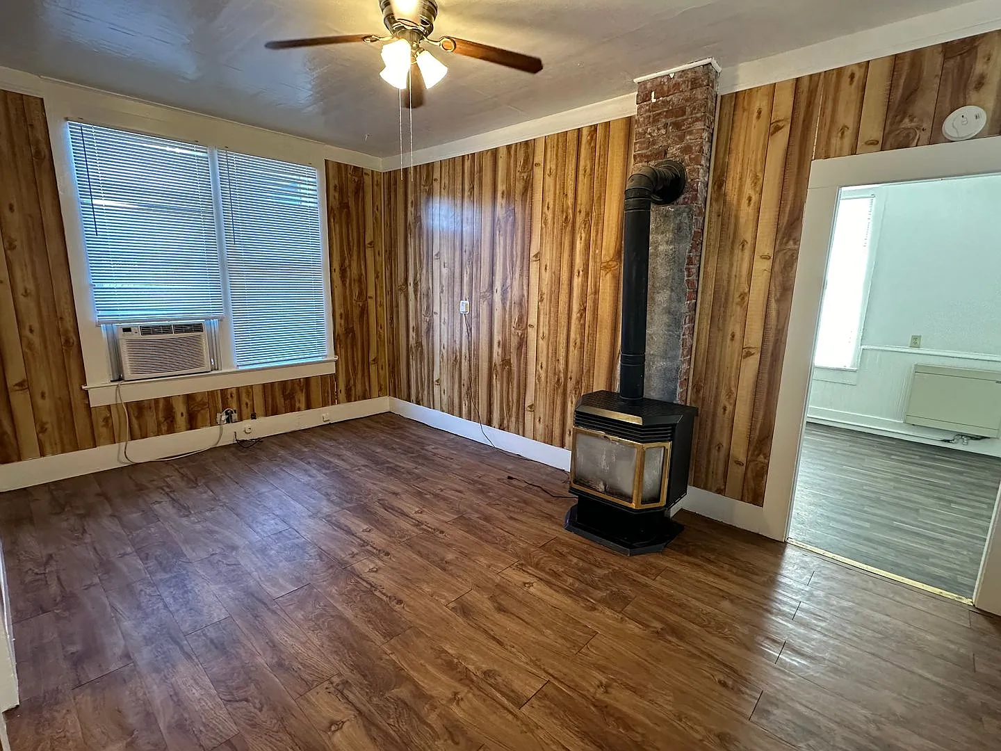 3 bedroom home on double lot close to park — Photo 3