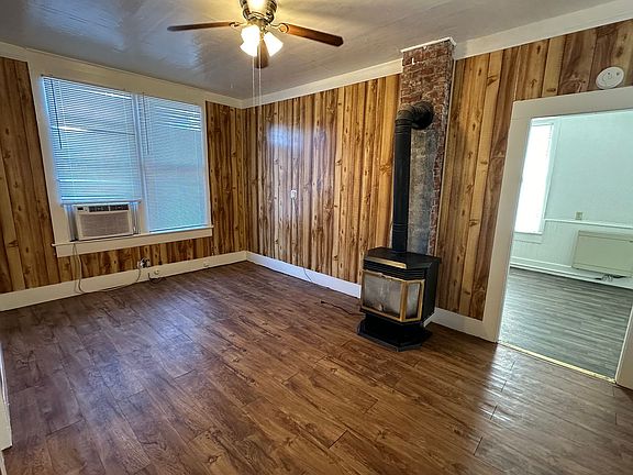 3rd image of 614 SE Emigrant Ave