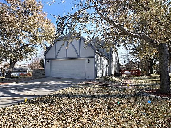 2nd image of 208 Arapahoe Ct