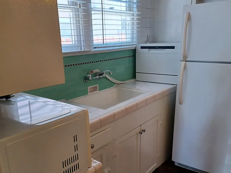 1727 N Alexandria Ave — Photo 11