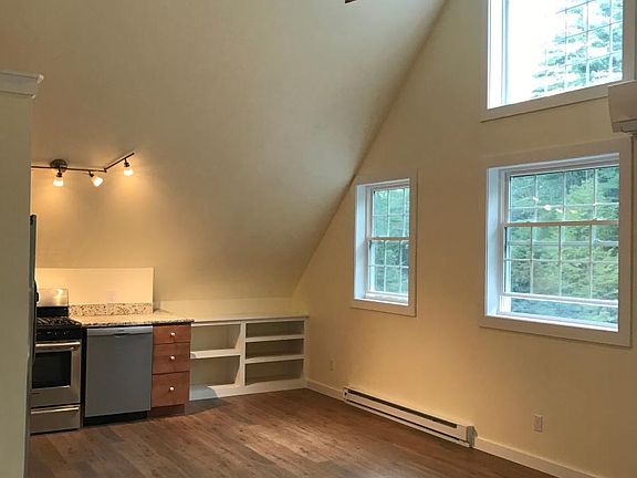 Open Floor Plan w. Kitchen