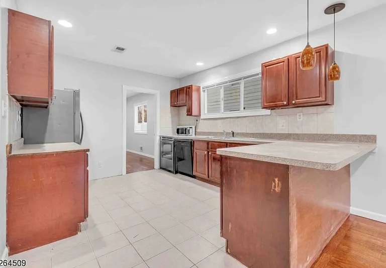 110 S Devine St — Photo 5