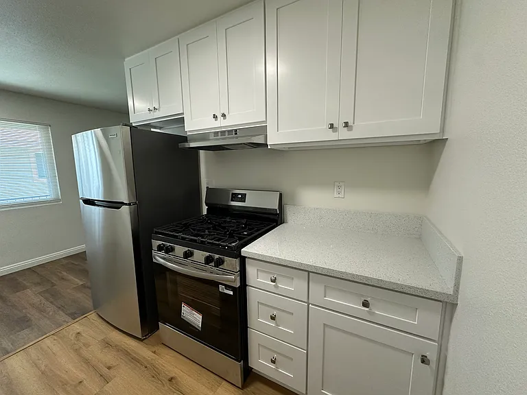 1015 W East St #F — Photo 9