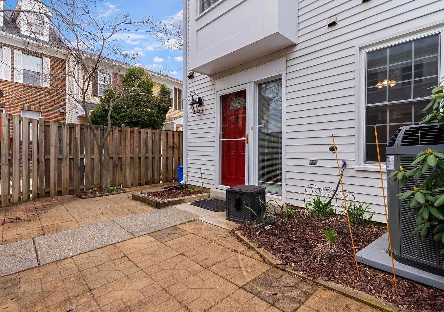 Stunning Silver Spring End Unit TH — Photo 1