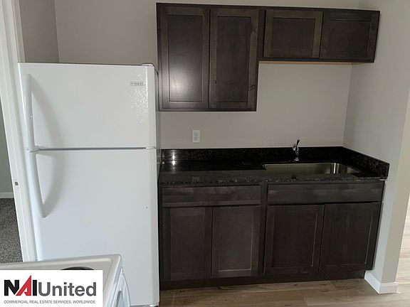 3rd image of 909 E 7th St APT 3