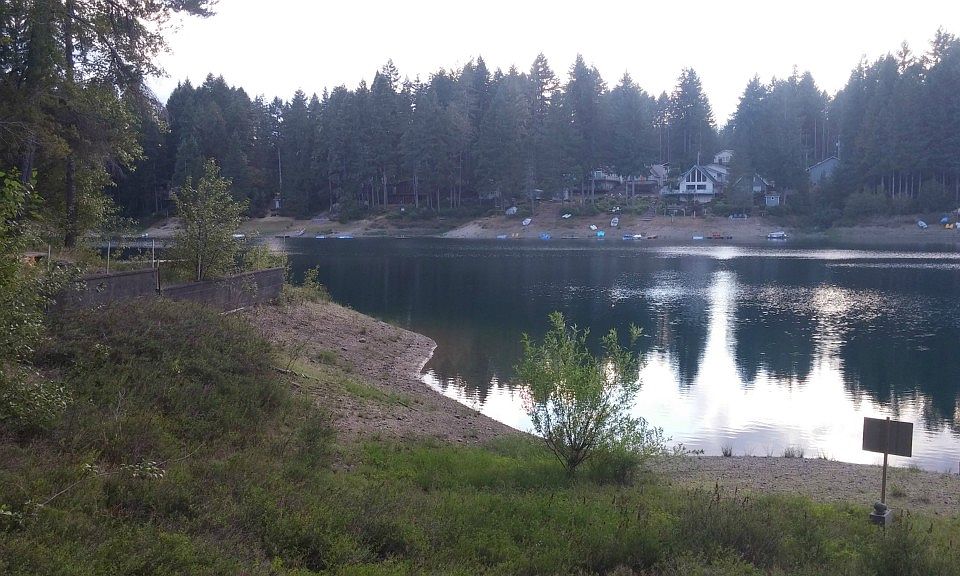 1st image of 611 NE Lakeshore Dr S