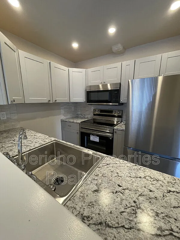 3 bed, 2.5 bath, 1250 sqft, $2,750 — Photo 2