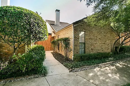 17049 Planters Row Photo 1