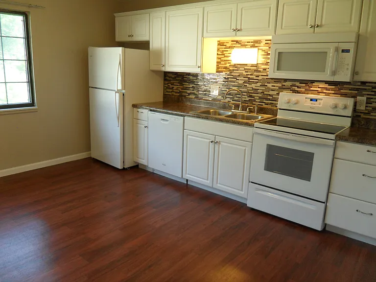 5526 Humbert Rd — Photo 6