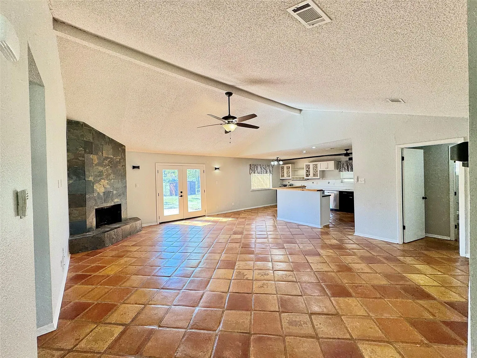 3 bed, 2.0 bath, 1400 sqft, $2,000 — Photo 4
