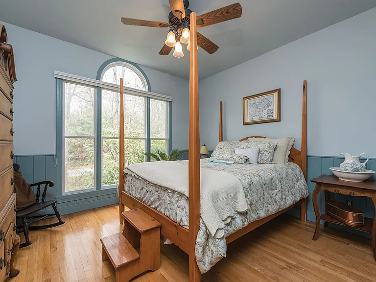 56 Glenview Dr — Photo 14